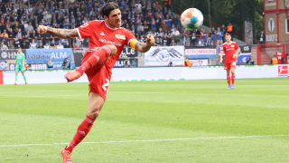 Christopher Trimmel mit einer Direktabnahme im Bundesligaspiel gegen Arminia Bielefeld. (Quelle: imago images/Nordphoto)