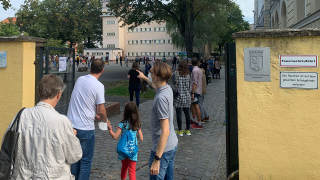Lange Warteschlangen vor der Friedenauer Gemeinschaftsschule zur Wahl am 26.09.2021. (Quelle: rbb/ B.Kruithof)