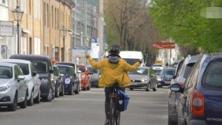Symbolbild: Ein Mann fährt freihändig, mitten auf der Straße mit dem Fahrrad. (Quelle: rbb)