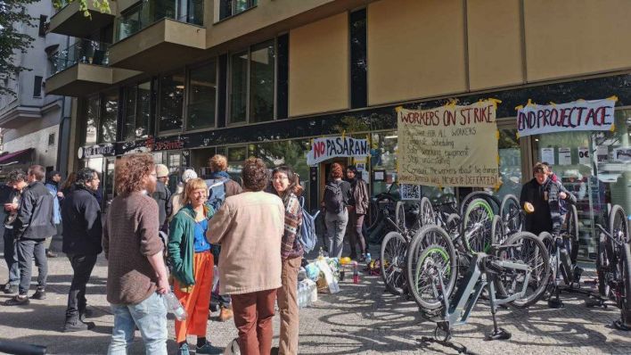 In Berlin haben Fahrer des populären Lieferdienstes Gorillas erneut gegen schlechte Arbeitsbedingungen gestreikt. Die MitarbeiterInnen stellten vor einer Gorillas-Filiale ihre Fahrräder aus Protest auf den Kopf. (Quelle: Twitter / Gorillas Workers Collective)