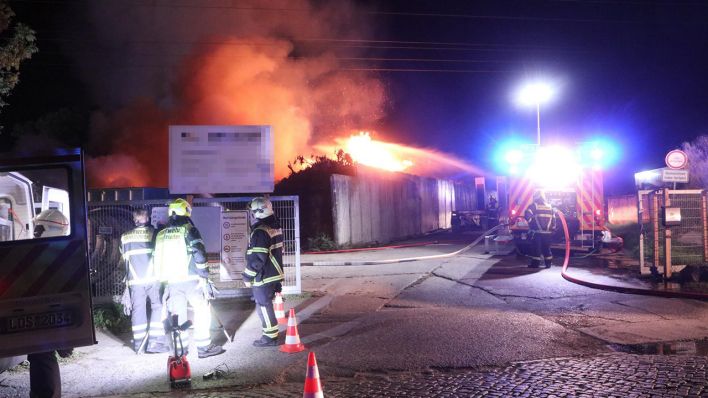 Brand in einem Recyclingbetrieb in der Rudower Straße, Berlin Schönefeld. (Quelle: M. Pudwell)
