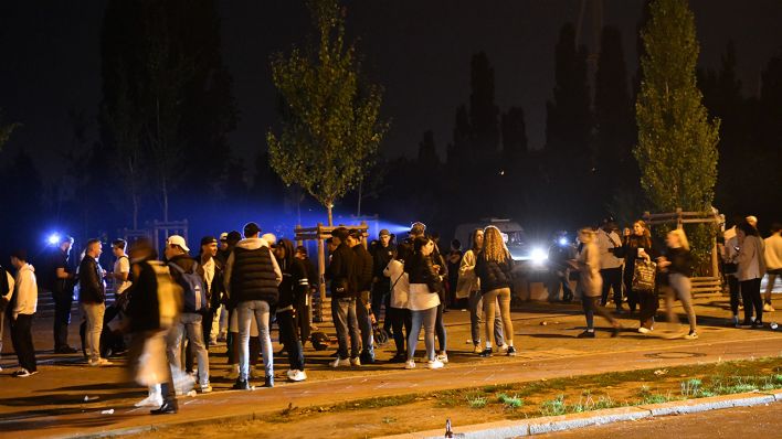 Menschen feiern in der Nacht vom 03. September im Mauerpark. (Quelle: M. Pudwell)