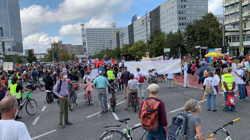 Demonstrationszug gegen steigende Mieten, am Alexanderplatz in Berlin Mitte. (Quelle: rbb)