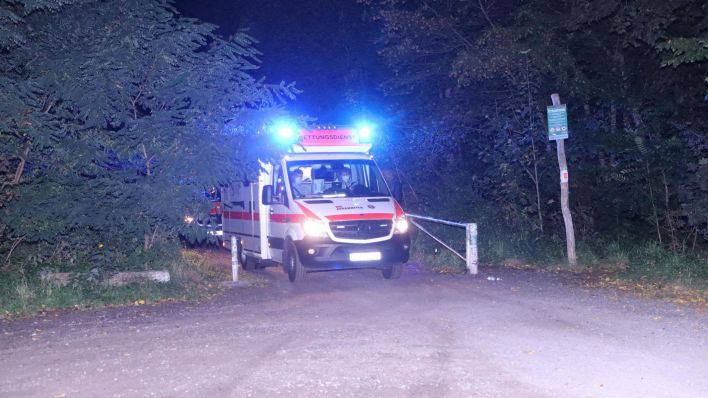 Die Einsatzkräfte der Polizei und die Rettungswagen haben auf den Teufelsberg eine erschwerte Anfahrt. Quelle: Morris Pudwell