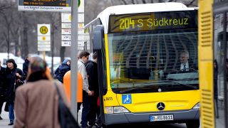 Passanten steigen in Berlin in einen Bus. (Quelle: dpa/Maurizio Gambarini)