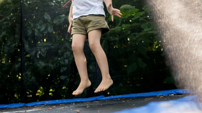 Ein Kind springt auf einem Trampolin. (Quelle: dpa/Karo Kraemer)