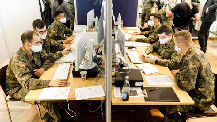 Bundeswehrsoldaten werten am 02.06.2020 im Gesundheitsamt Berlin-Mitte an Computern die Daten zur Corona-Kontaktverfolgung aus (Quelle: dpa/Carsten Koall)