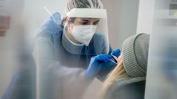 Medizinisch geschultes Personal nimmt im Februar 2021 in Berlin-Mitte einen Mund- und Nasenabstrich für einen Corona-Schnelltest. (Quelle: dpa/Kay Nietfeld)