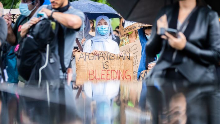 Demonstration eines breiten Bündnisses für die Aufnahme von Menschen aus Afghanistan vor dem Bundeskanzleramt (Quelle: dpa/Christoph Soeder)