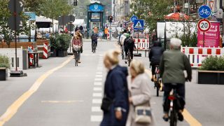 Fahrradfahrer fahren am 01.09.2021 auf der Friedrichstraße auf dem autofreien Abschnitt. (Quelle: dpa/Carsten Koall)