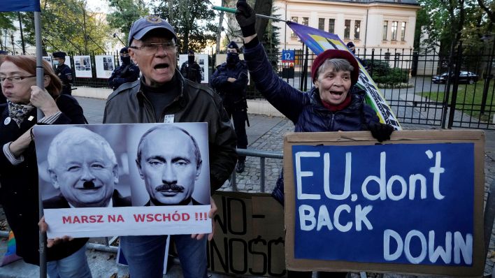 Menschen protestieren vor dem polnischen Verfassungsgericht. Teile des EU-Rechts sind laut einem Urteil des polnischen Verfassungsgerichts nicht mit der Verfassung des Landes vereinbar. (Quelle: Czarek Sokolowski/AP)