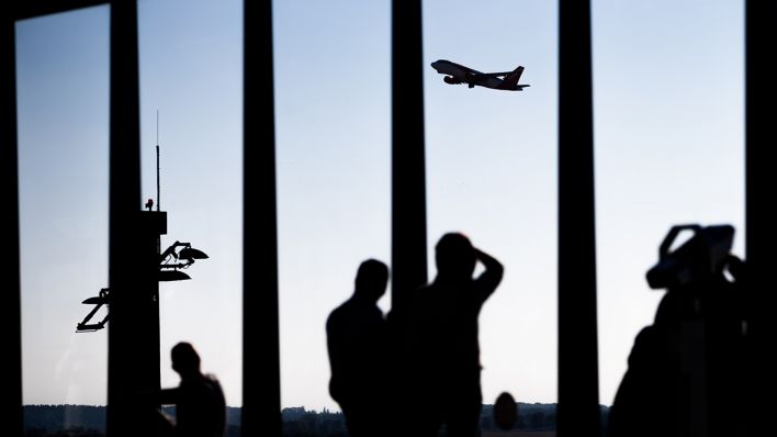 Besucher schauen sich am 09.10.2021 am Hauptstadtflughafen Berlin Brandenburg "Willy Brandt" (BER) von der Besucherterrasse des Terminal 1 den Start eines Flugzeugs an. (Quelle: dpa/Christoph Soeder)