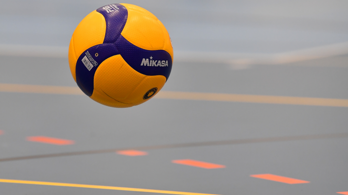 Volleyball kurz vor dem Aufprall auf dem Hallenboden (Quelle: picture alliance / Sportfoto Zink / Wolfgang Zink)