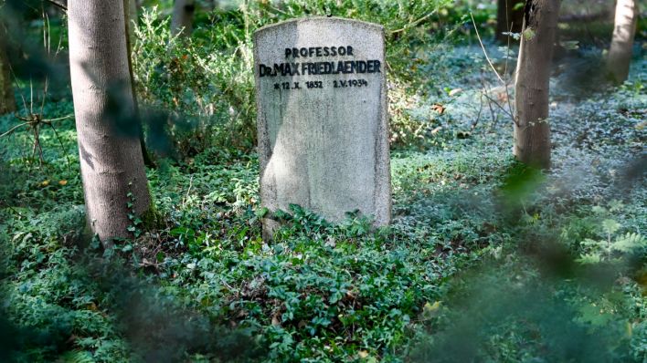 Das Grab von Max Friedlaender (Quelle: dpa/Jens Kalaene)