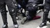 Polizisten verhaften einen Demonstranten am Rande der Räumung der Bauwagensiedlung am 15.10.2021 in Berlin. (Quelle: dpa/Fabian Sommer)