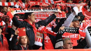 Fans des 1. FC Union Berlin halten ihre Schals hoch (Quelle: picture alliance/nordphoto GmbH/Engler)