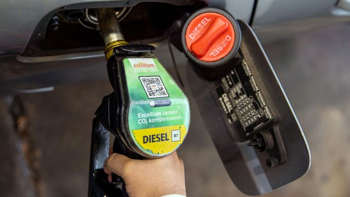 Ein Autofahrer betankt ein Auto mit dem Kraftstoff Diesel an einer Tankstelle des Mineralölkonzerns Total in der Chausseestrasse. (Quelle: dpa/Carsten Koall)