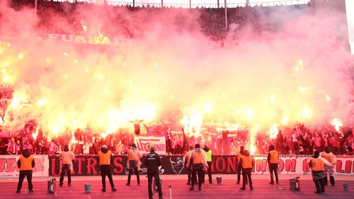 Union-Fans zünden Pyrotechnik im Olympiastadion