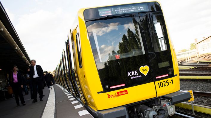 Ein Zug des neuen U-Bahnmodells (IK) der Berliner Verkehrsbetriebe (BVG) startet am 02.09.2015 am Bahnsteig des U-Bahnhofs Warschauer Straße in Berlin zu seiner Jungfernfahrt. (Quelle: dpa/Gregor Fischer)