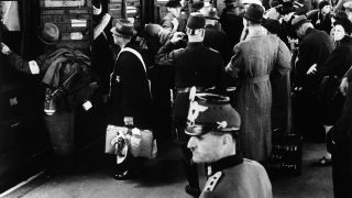 Juden besteigen einen Eisenbahnwagen auf dem Bahnhof von Hanau, am 30. Mai 1942. (Quelle: dpa/AKG Berlin)