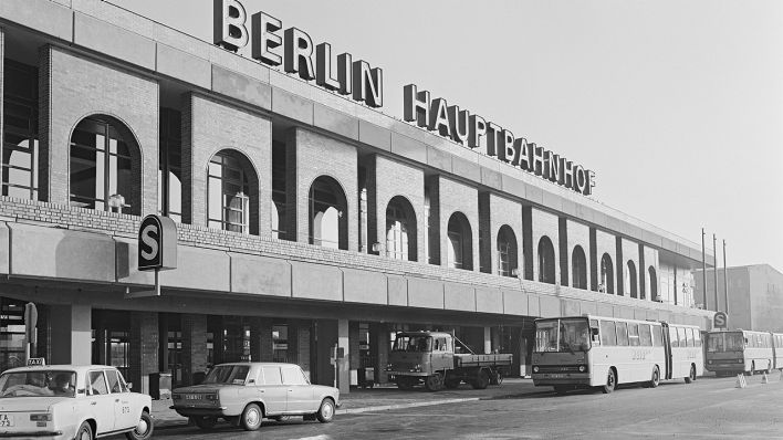 Archivbild: Blick auf den Eingangsbereich und Bahnhofsvorplatz des neugestalteten ehemaligen Ostbahnhofs, der 1988 in Hauptbahnhof umbenannt wurde; 12.01.1988 (Quelle: Historische Sammlung der Deutschen Bahn AG)