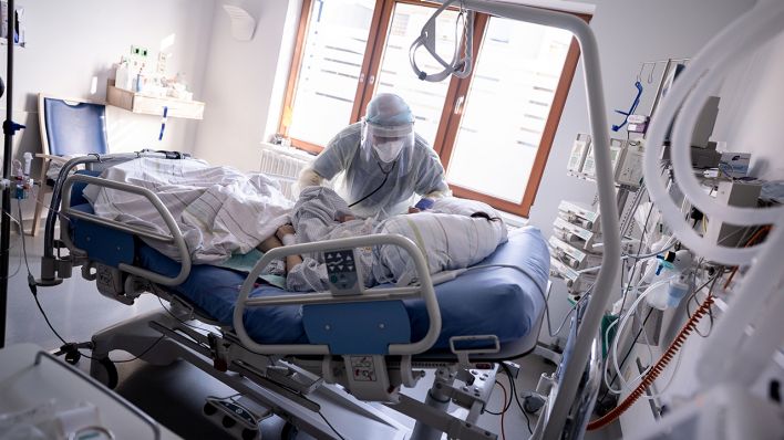 Intensivpfleger Rüdiger Piske arbeitet auf der Intensivstation des Krankenhauses Bethel Berlin an einer an Covid-19 erkrankten Patientin (Bild: dpa/Kay Nietfeld)