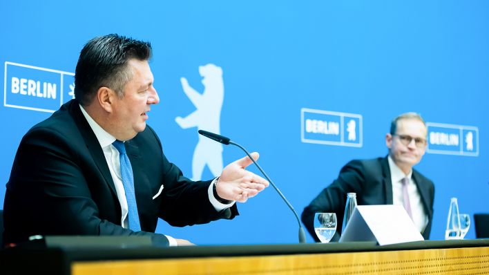 Andreas Geisel (SPD, l), Innensenator von Berlin, spricht neben Michael Müller (SPD), bei einer Pressekonferenz zu den Pannen bei der Wahl am 26. September 2021 in Berlin (Bild: dpa/Christoph Soeder)