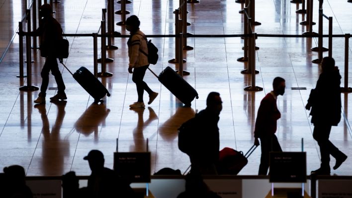 Reisende gehen am Hauptstadtflughafen Berlin Brandenburg «Willy Brandt» (BER) durch das Terminal 1 (Quelle: dpa / Christoph Soeder)