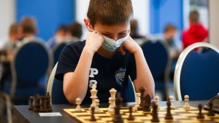 Symbolbild: Ein Kind sitzt vor einem Schachbrett. (Quelle: dpa/Beata Zawrzel)