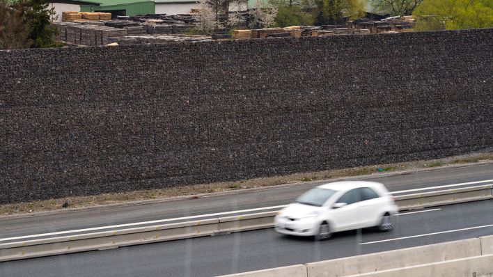 Ein Lärmschutzwall an einer Autobahn (Quelle: dpa/Nicolas Armer)