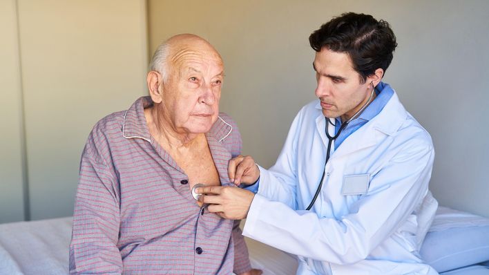Arzt oder Krankenpfleger beim Abhören von einem Patienten mit dem Stethoskop (Quelle: dpa/Robert Kneschke)