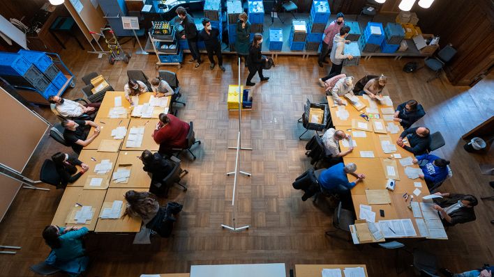 Im Rathaus Pankow werden die Stimmen zur Wahl für das Abgeordnetenhaus Berlin neu ausgezählt. (Quelle: dpa/Christophe Gateau)