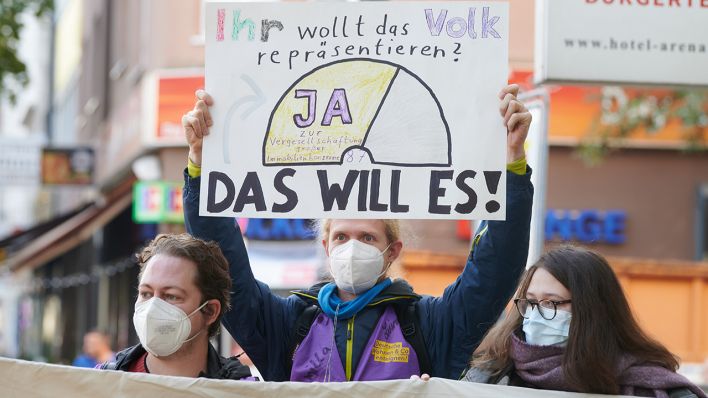 Demonstranten der Bürgerinitiative "Deutsche Wohnen & Co. enteignen" stehen vor dem Kurt-Schumacher-Haus, dem Sitz des Berliner SPD-Landesverbandes. (Quelle: dpa/Annette Riedl)