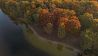 Herbstlich leuchten die Bäume am Grunewaldsee. (Drohnenaufnahme) (Quelle: dpa/Paul Zinken)