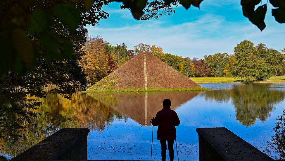Herbstwetter an der Seepyramide im Fürst-Pückler-Park in Branitz. (Quelle: dpa/Patrick Pleul)