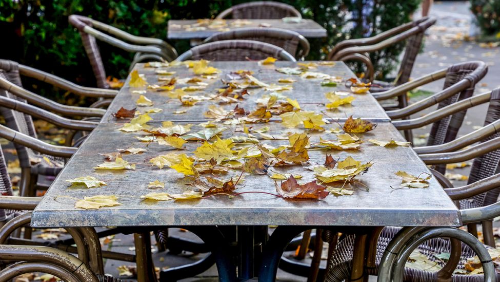 Berlin, 27.10.2021, Buntes Herbstlaub liegt auf einem verlassenem Bistro-Tisch in Berlin. (Quelle: dpa/Andreas Gora)