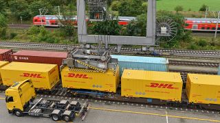 Symbolbild: Ein Container der Deutschen Post DHL wird an einem Verladebahnhof am DUSS-Terminal vom Lkw auf einen Wagon der Deutschen Bahn gehoben. (Quelle: dpa/P. Pleul)
