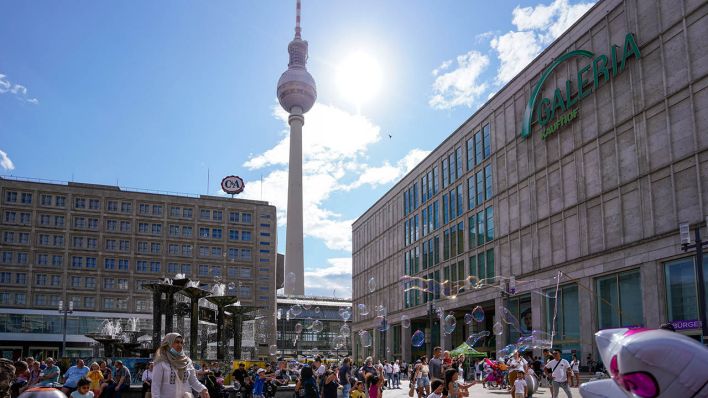 Archivbild: Ein Blick auf den Alexanderplatz in der Hauptstadt Berlin mit zahlreichen Menschen. Auf dem Bild ist die Filiale u.a. von Galeria Kaufhof zu sehen. (Quelle: dpa/Reuhl)
