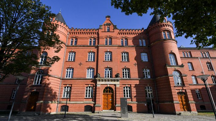 Archvbild: Das Landgericht und die Staatsanwaltschaft Neuruppin in der Feldmannstraße. Sie sind in Gebäuden der ehemaligen preußischen Königstorkaserne untergebracht. (Quelle: dpa/J. Kalaene)