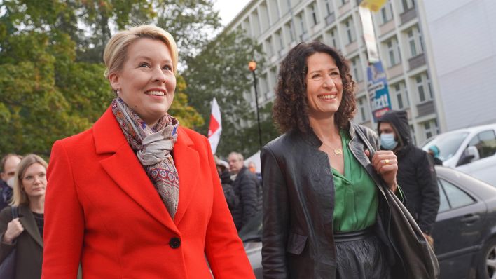 Franziska Giffey (l, SPD) und Bettina Jarasch (Bündnis 90/Die Grünen) treffen sich zu Sondierungsgesprächen im Kurt-Schumacher-Haus (Bild: dpa/Jörg Carstensen)