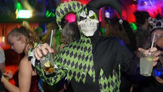 Feiernde haben sich für die Halloween-Grusel-Party in der Kulturbrauerei entsprechend verkleidet. Quelle: dpa/Jörg Carstensen