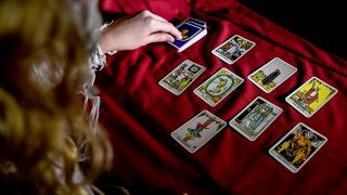 Symbolbild: Eine Schauspielerin legt im Berlin Dungeon Tarot Karten (Bild: dpa/Britta Pedersen)