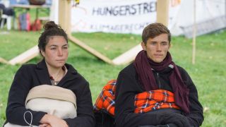 Archivbild: Lea Bonasera und Henning Jeschke, beiden verbliebenen Teilnehmer des «Hungerstreiks der letzten Generation». (Quelle: Jörg Carstensen/dpa)