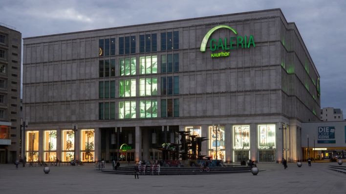 Der Schriftzug Galeria Kaufhof ist an der Fassade der Filiale am Alexanderplatz zu sehe (Bild: dpa/Paul Zinken)