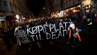 Menschen nehmen an einer Demonstration linker Gruppen gegen eine geplante Räumung eines alternativen Wohnwagen-Camps an der Köpenicker Straße teil. (Quelle: dpa/Fabian Sommer)
