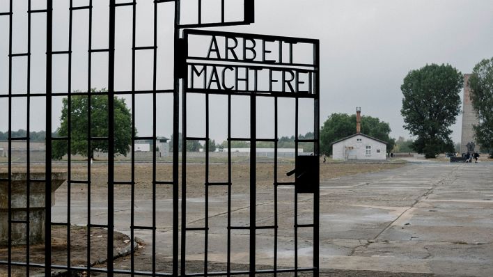 Archivbild: Das Eingangstor mit dem Schriftzug "Arbeit macht frei" im ehemaligen Konzentrationslager Sachsenhausen. (Quelle: dpa/K. Bethge)