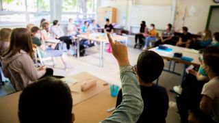 Ein Schüler meldet sich in einer gemischten Klasse der Stufen 4-6 an der Fritz-Karsen-Schule im Berliner Ortsteil Britz. Quelle: dpa/Christoph Soeder