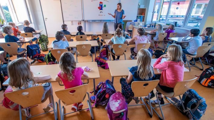 Lehrerin Francie Keller begrüßt die Schüler der Klasse 3c in ihrem Klassenraum. Quelle: dpa/Jens Büttner