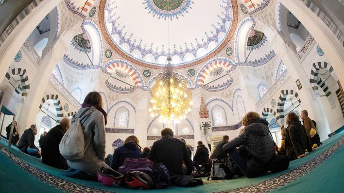 03.10.2018, Berlin: Besucher der Sehitlik-Moschee hören sich am Tag der offenen Moschee einen Vortrag an. Rund 1300 Moscheen in Deutschland öffnen für interessierte Gäste. (Quelle: dpa/Paul Zinken)