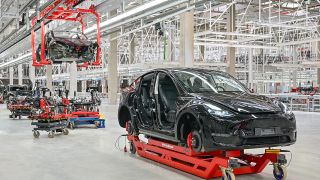 Ein Tesla Model Y ist zum Tag der offenen Tür in einer Produktionshalle der Tesla Gigafactory zu sehen. In Grünheide, östlich von Berlin, sollen ab Ende 2021 die ersten Fahrzeuge vom Band rollen. (Quelle: dpa/Patrick Pleul)